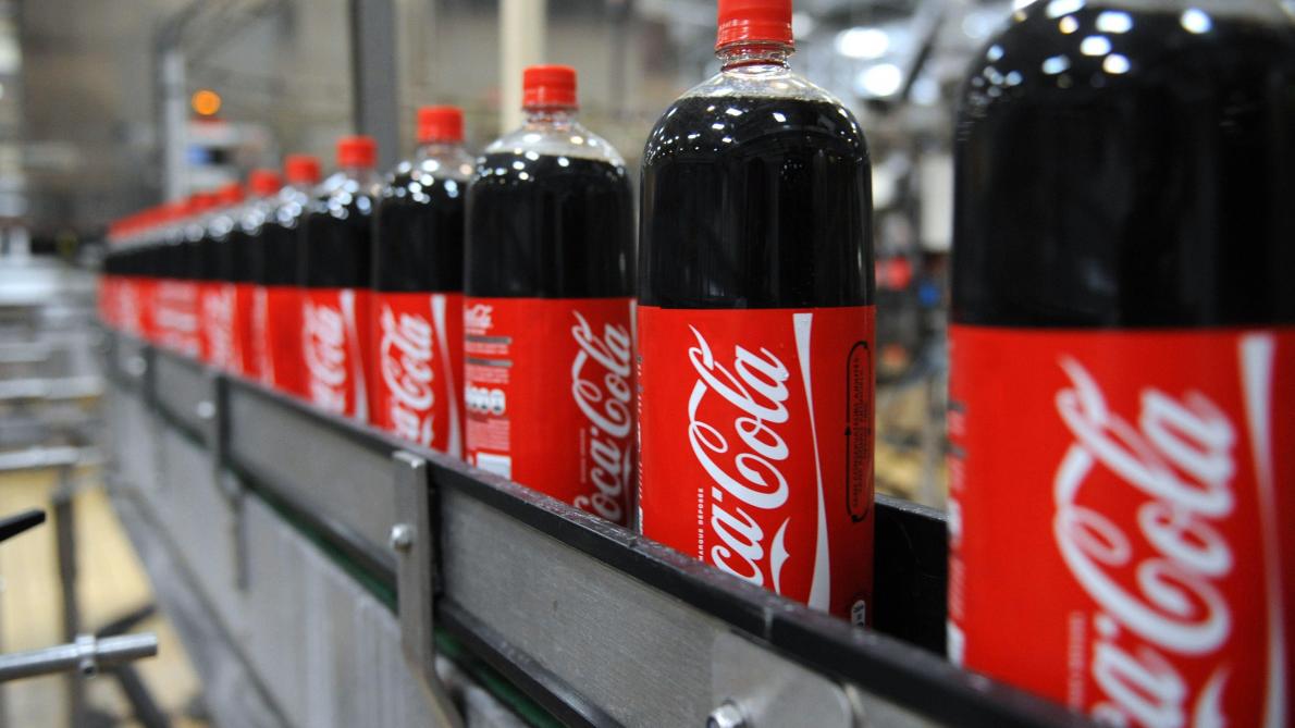 L’alerte aux microplastiques : Coca-Cola et Schweppes sous le feu des critiques