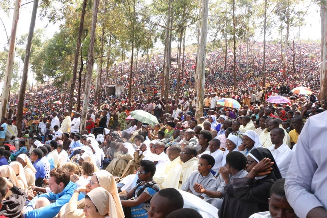 200 000 Cœurs en Pèlerinage : La Magie de l’Assomption au Sanctuaire de Mugera