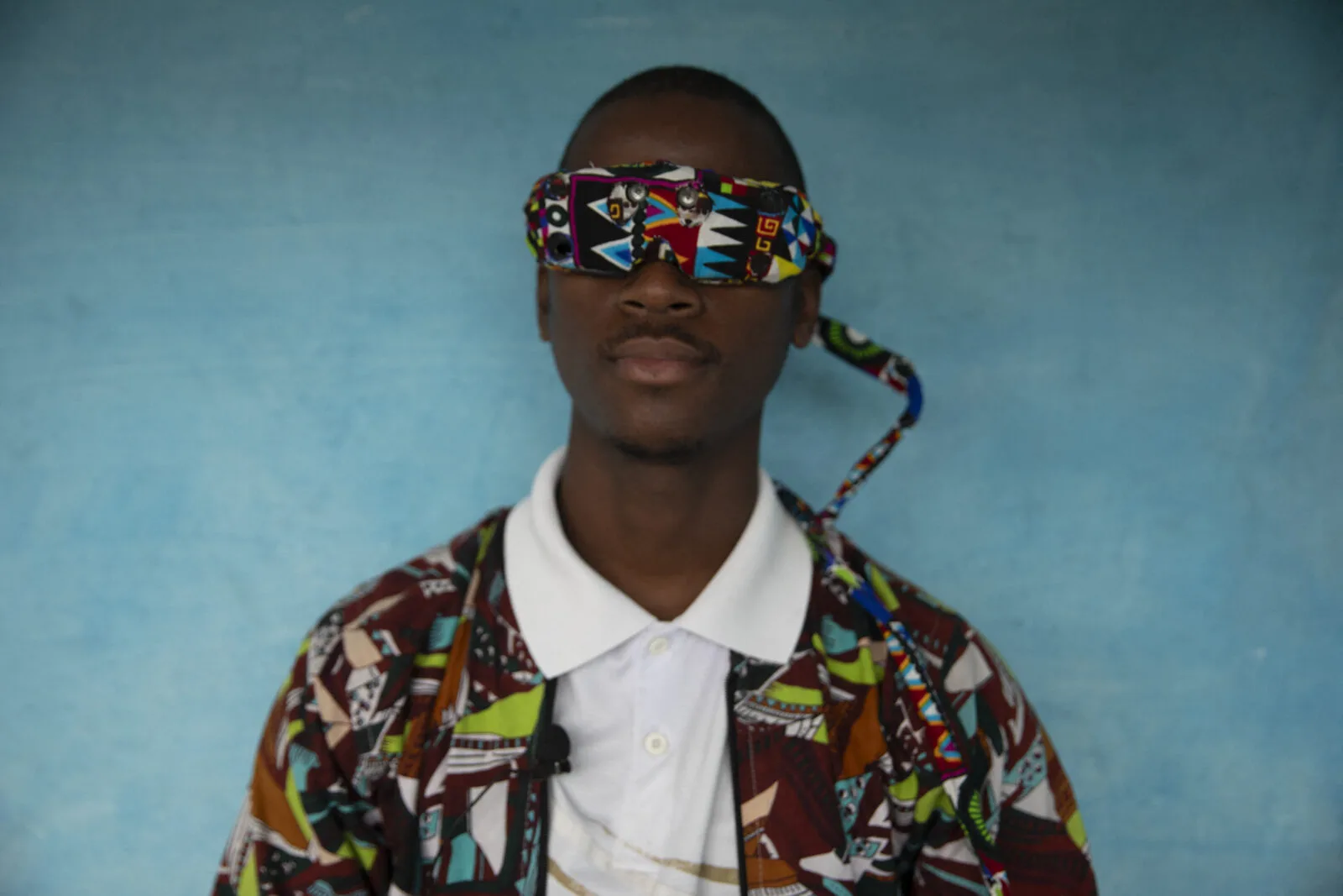 L’ingéniosité africaine au service de l’autonomie : un jeune inventeur mozambicain redonne la vue aux non-voyants grâce à des lunettes intelligentes