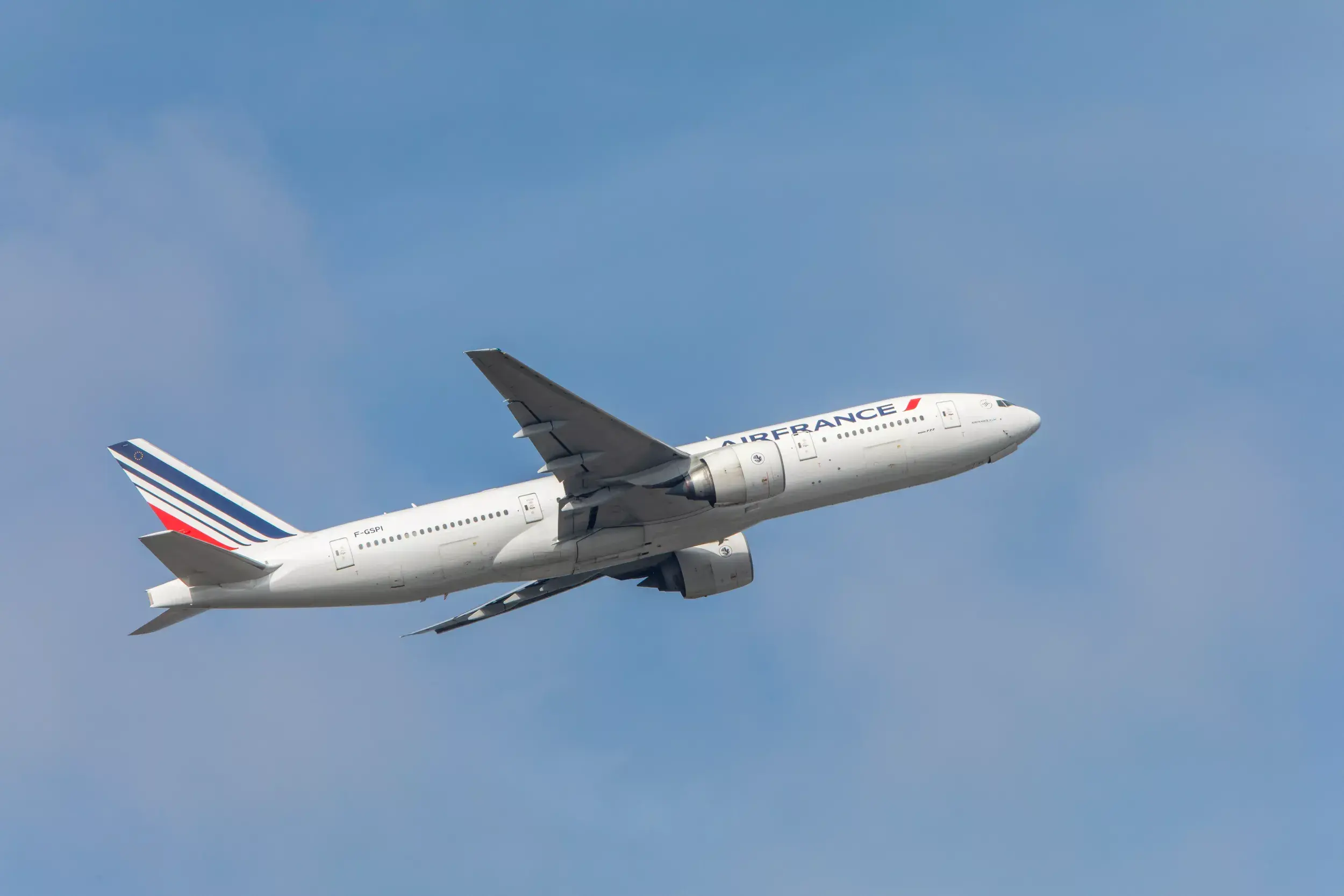 Les ciels africains sous tension : les vols d’Air France vers le continent subissent des déviations inédites, impactant directement les voyageurs et la diaspora