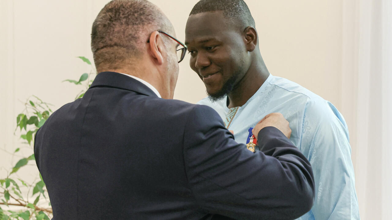 Fousseynou Cissé : Le Sénégalais de Paris, Héros de l’Incendie, Médaillé par Emmanuel Macron et Source de Fierté pour la Diaspora