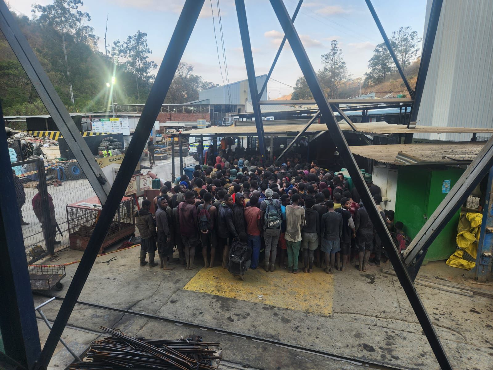 Coup de Filet Historique Contre le Minage Illégal en Afrique du Sud, Plus de 1 000 Zama Zamas Arrêtés dans le Mpumalanga