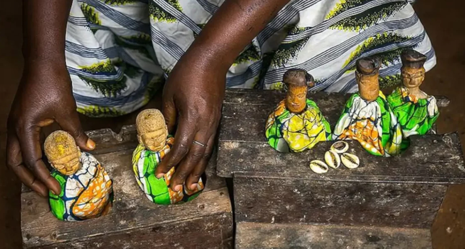 Ouidah Célèbre la Tradition et le Pouvoir Sacré des Jumeaux Défunts